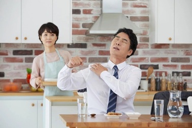 Chăm sóc xương khớp cho "trụ cột gia đình" cùng B4H Health Care Hàn Quốc