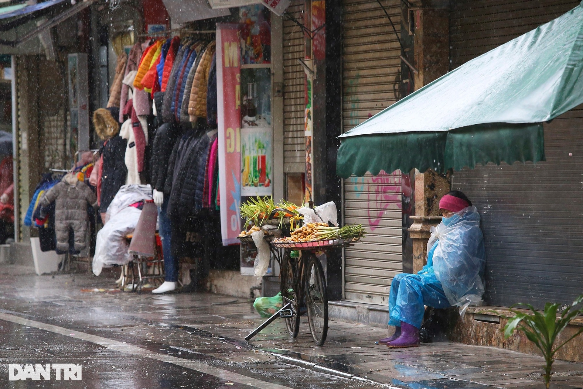 Mưa rét khiến cuộc sống của người dân Hà Nội gặp nhiều khó khăn - 7 Mưa rét khiến cuộc sống của người dân Hà Nội gặp nhiều khó khăn - 7