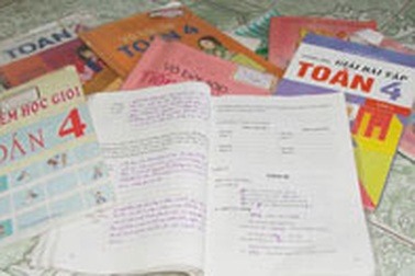 Sách bài tập - gánh nặng của phụ huynh