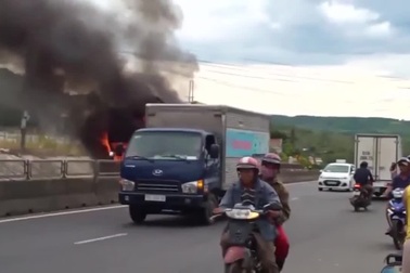 Xe container cháy ngùn ngụt trên quốc lộ