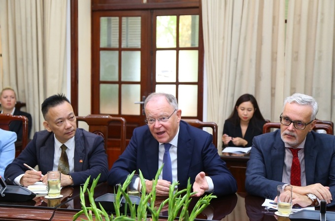 Ông Stephan Weil, Thủ hiến bang Hạ Saxony trao đổi tại buổi tiếp