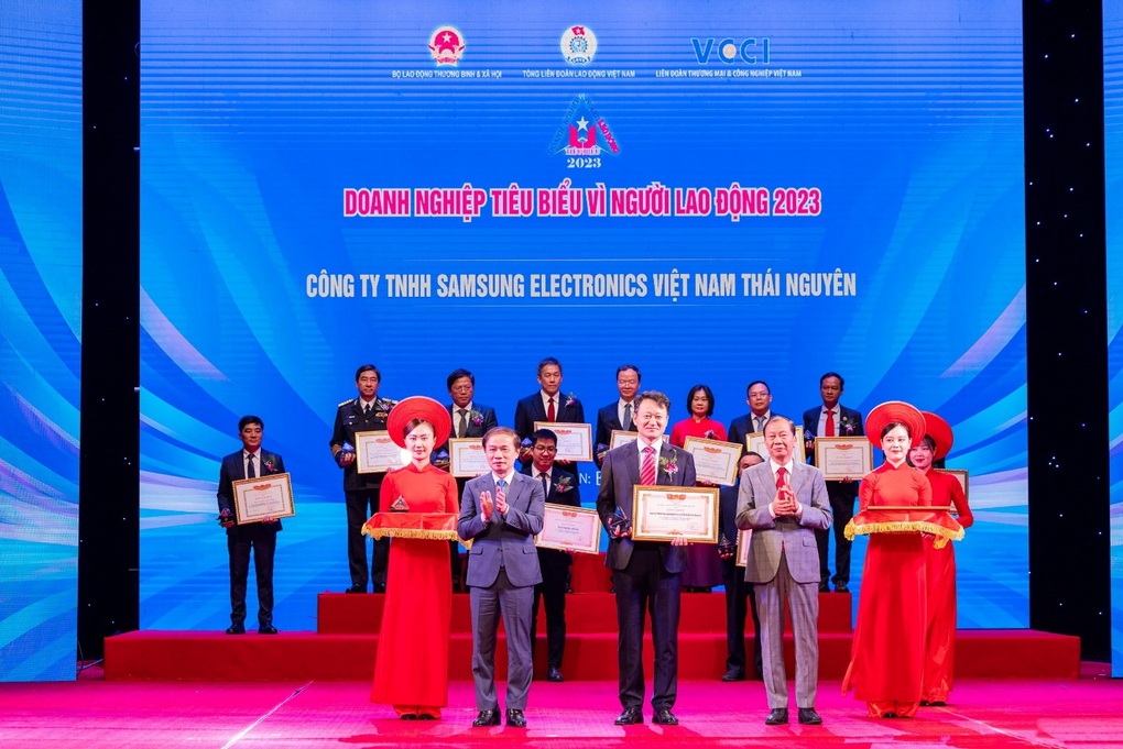 Samsung nhận 2 bằng khen Doanh nghiệp tiêu biểu vì người lao động 2023 - 2 Samsung nhận 2 bằng khen Doanh nghiệp tiêu biểu vì người lao động 2023 - 2