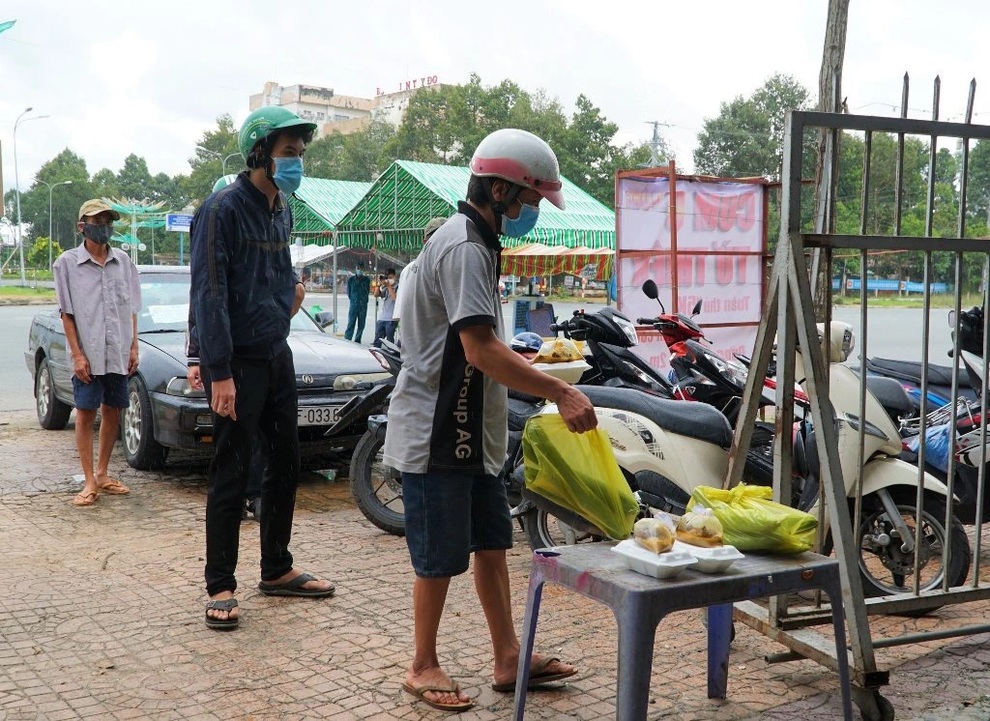 Chàng trai Cần Thơ bán vàng và 6 chiếc xe máy, nấu cơm tặng người nghèo - 3 Chàng trai Cần Thơ bán vàng và 6 chiếc xe máy, nấu cơm tặng người nghèo - 3