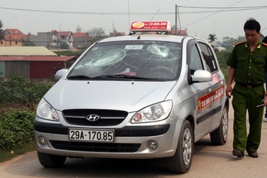 Hà Nội: Lộ diện nhóm côn đồ hỗn chiến trên bờ đê