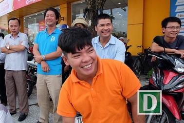 Nghỉ việc, "xí" chỗ từ sớm bên đường để chào đón các nguyên thủ về dự APEC