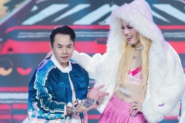 Binz quên lời rap, đứng hình vì màn giả gái bất ngờ của BB Trần