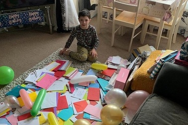 Cậu bé tự kỉ vui mừng nhận hơn 700 tấm thiếp chúc mừng sinh nhật