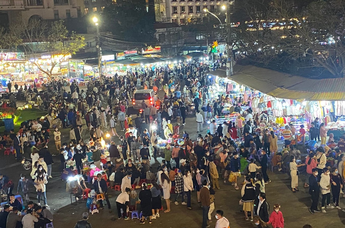 Biển người chen chân ở chợ đêm Đà Lạt, các tuyến đường tắc ngạt thở - 10 Biển người chen chân ở chợ đêm Đà Lạt, các tuyến đường tắc ngạt thở - 10