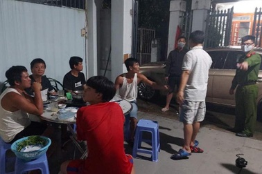 5 người đàn ông ăn nhậu bị phạt 75 triệu đồng