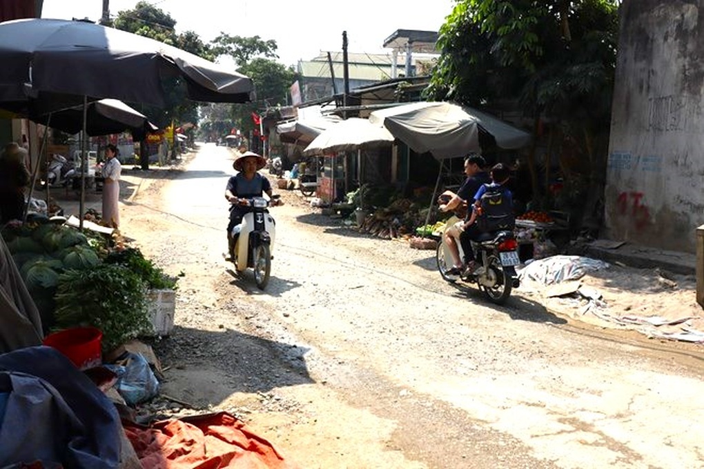 Hố tử thần giữa đường ở Hòa Bình được lấp đầy đất đá - 3 Hố tử thần giữa đường ở Hòa Bình được lấp đầy đất đá - 3