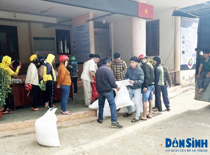 Người dân nhận gạo tại tỉnh Đắk Lắk