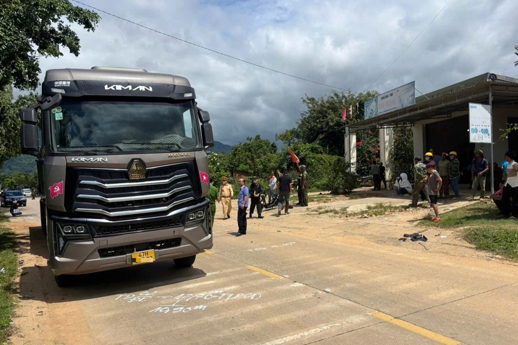 Bốn cháu nhỏ thương vong sau va chạm với xe đầu kéo - 1 Bốn cháu nhỏ thương vong sau va chạm với xe đầu kéo - 1