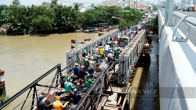 Cây cầu cũ này chỉ rộng 3m và dài hơn 100m, hiện đã xuống cấp theo thời gian. Theo nhiều người dân, tình trạng ùn tắc trên cầu thường xuyên diễn ra. Đặc biệt là vào mùa mưa, mặt cầu trơn trượt khiến nhiều người khi tham gia giao thông qua cầu rất dễ té ngã.
