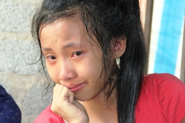 Nỗi đau tột cùng của cô bé học giỏi phải nghỉ học vì không có tiền chữa trị chân