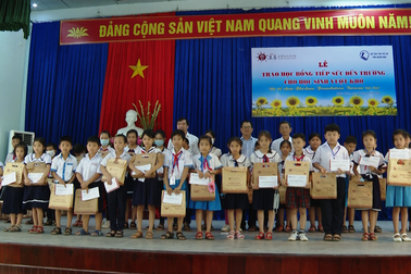 Quảng Ngãi: Trao 400 suất học bổng đến trẻ em nghèo vượt khó