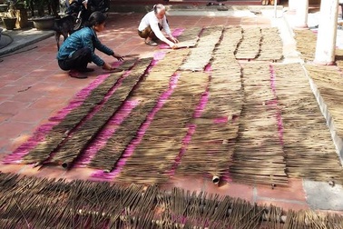 Làng làm hương tất bật vào vụ Tết