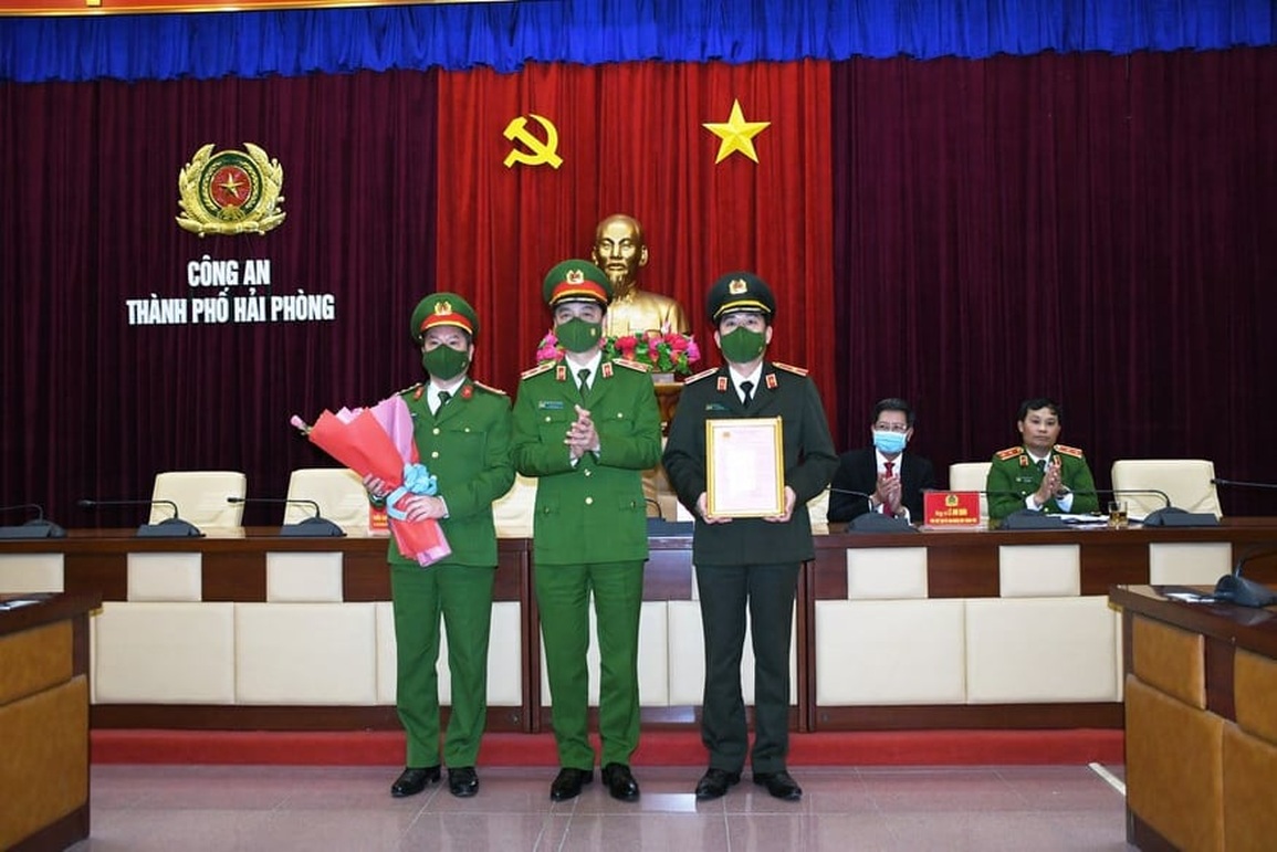 Thu được 2 khẩu súng, 40 viên đạn, 1,2 tỷ từ gã cướp ngân hàng - 2 Thu được 2 khẩu súng, 40 viên đạn, 1,2 tỷ từ gã cướp ngân hàng - 2