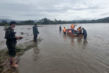 Giải cứu 10 người bị nước lũ cô lập khi đi làm rẫy