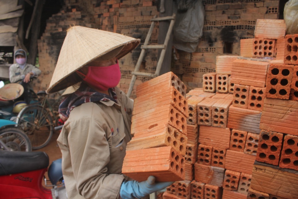 Kon Tum: Nhọc nhằn phận đời nữ phu gạch - 1 Kon Tum: Nhọc nhằn phận đời nữ phu gạch - 1