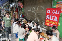 Sứa đỏ "tràn về" Hà Nội, thực khách chen chúc ngồi vỉa hè thưởng thức