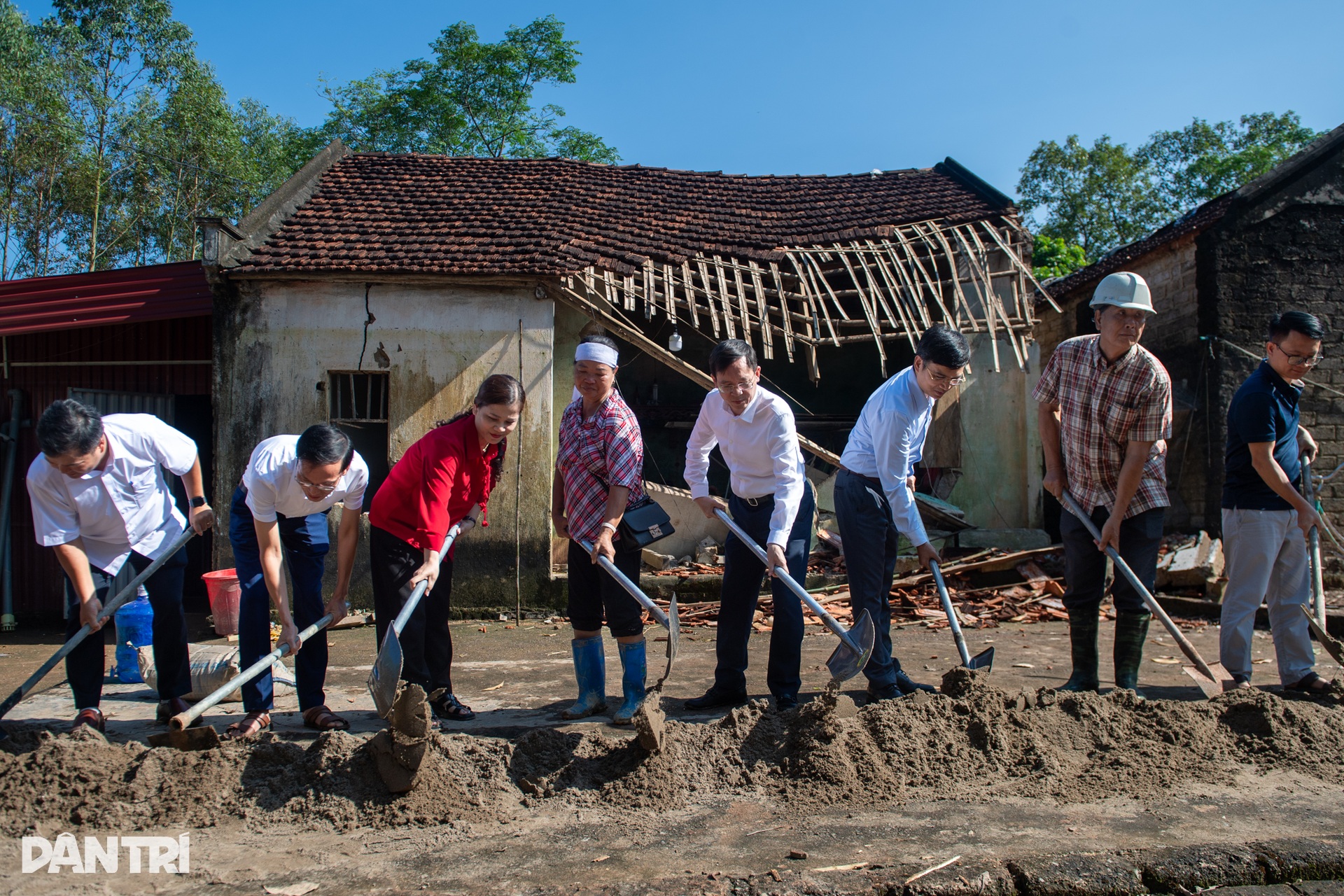 Báo Dân trí trao 200 triệu đồng hỗ trợ người dân vùng lũ tỉnh Bắc Ninh - 7
