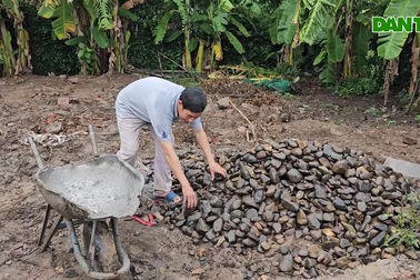 Bé gái bị mẹ bỏ rơi, uống nước cơm thay sữa sắp có nhà mới