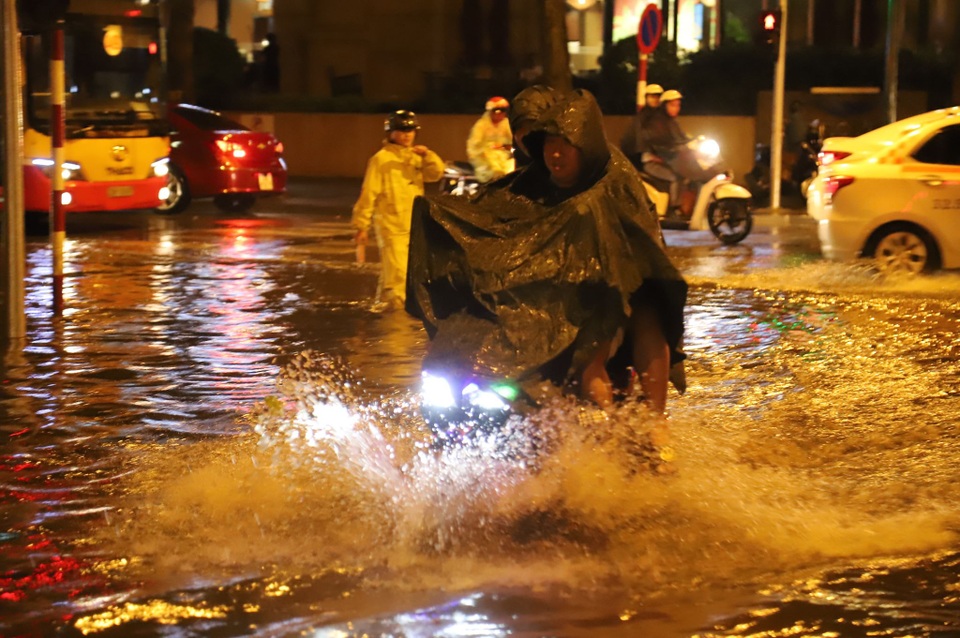 Nhiều tuyến phố ở Hà Nội ngập sâu sau cơn mưa rào - 5 Nhiều tuyến phố ở Hà Nội ngập sâu sau cơn mưa rào - 5