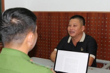 Uống rượu, vác kiếm ra đường chặn ô tô