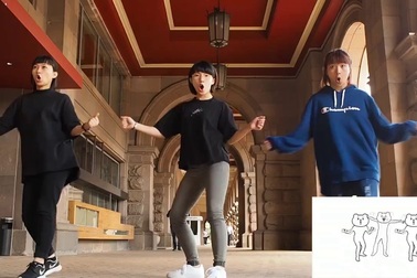 3 cô gái tái hiện lại hành động của các nhãn dán trên Facebook theo phong cách hài hước