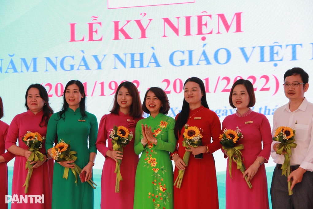 Lễ kỷ niệm 40 năm ngày Nhà giáo Việt Nam ở mái trường Thanh Xuân - 4 Lễ kỷ niệm 40 năm ngày Nhà giáo Việt Nam ở mái trường Thanh Xuân - 4