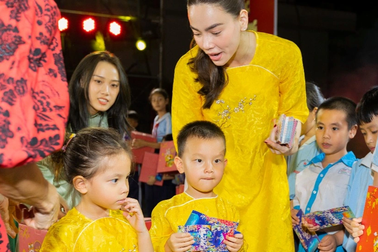 Hồ Ngọc Hà cùng 2 con Leon - Lisa diện áo dài đồng điệu