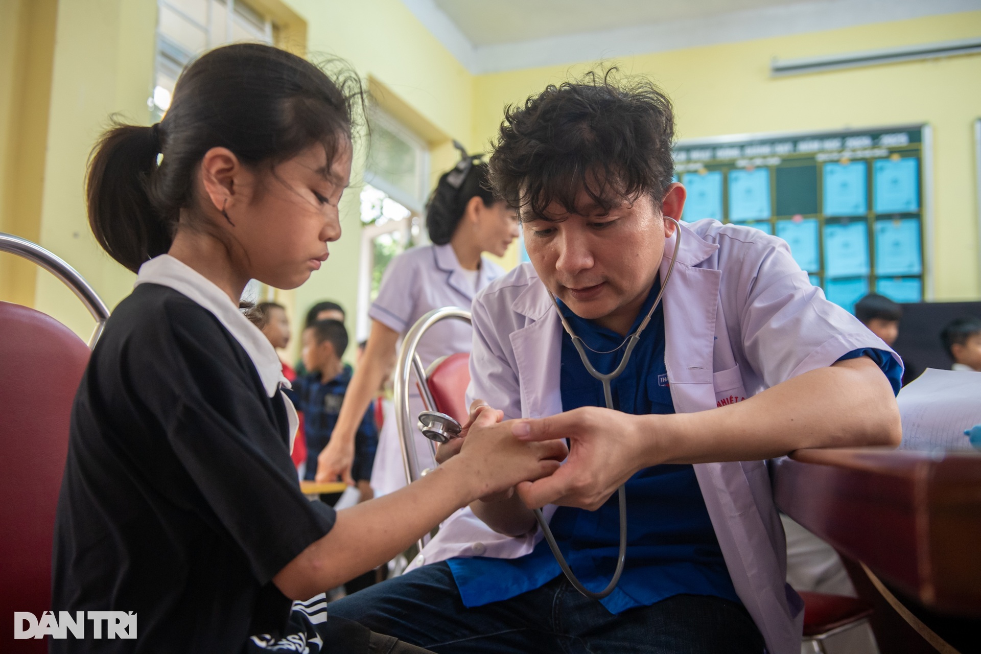 Hơn 200 em học sinh ở vùng biên Việt - Lào được khám sàng lọc viêm gan B - 7