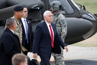 Phó Tổng thống Mỹ tới gần khu phi quân sự liên Triều