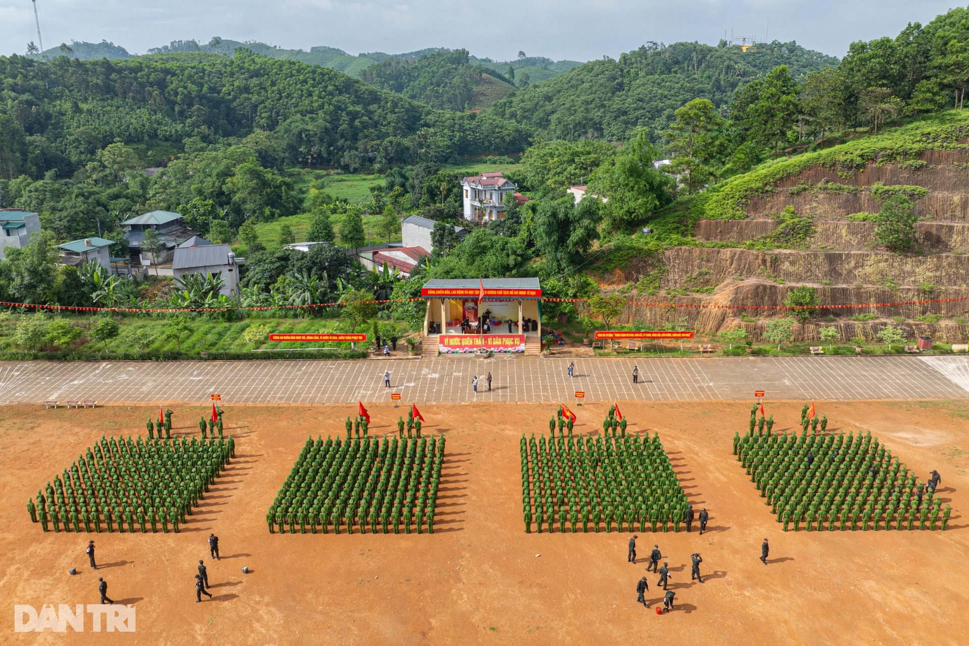 Đại uý 3 lần làm khối trưởng diễu binh kể chuyện vượt khó, vượt khổ - 1 Đại uý 3 lần làm khối trưởng diễu binh kể chuyện vượt khó, vượt khổ - 1