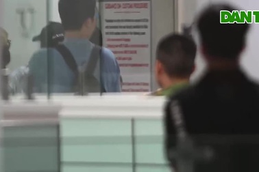 4 thành viên nhóm Blackpink làm thủ tục nhập cảnh