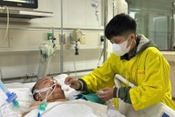 Mẹ nghèo đơn thân bán bánh nuôi con khuyết tật, nguy kịch vì xuất huyết não