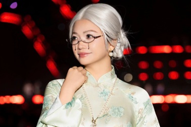 NSƯT Kiều Anh gây bất ngờ với diện mạo cụ bà