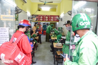 Shipper Hà Nội tất bật chạy đơn hàng trong mùa dịch