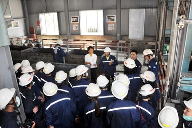 Du khách ngoại tò mò du lịch mỏ