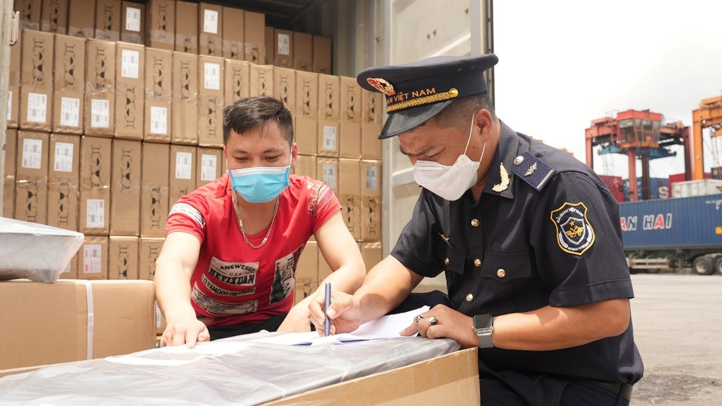 Hải quan ngăn chặn hàng giả, vi phạm sở hữu trí tuệ trong xuất nhập khẩu - 1 Hải quan ngăn chặn hàng giả, vi phạm sở hữu trí tuệ trong xuất nhập khẩu - 1