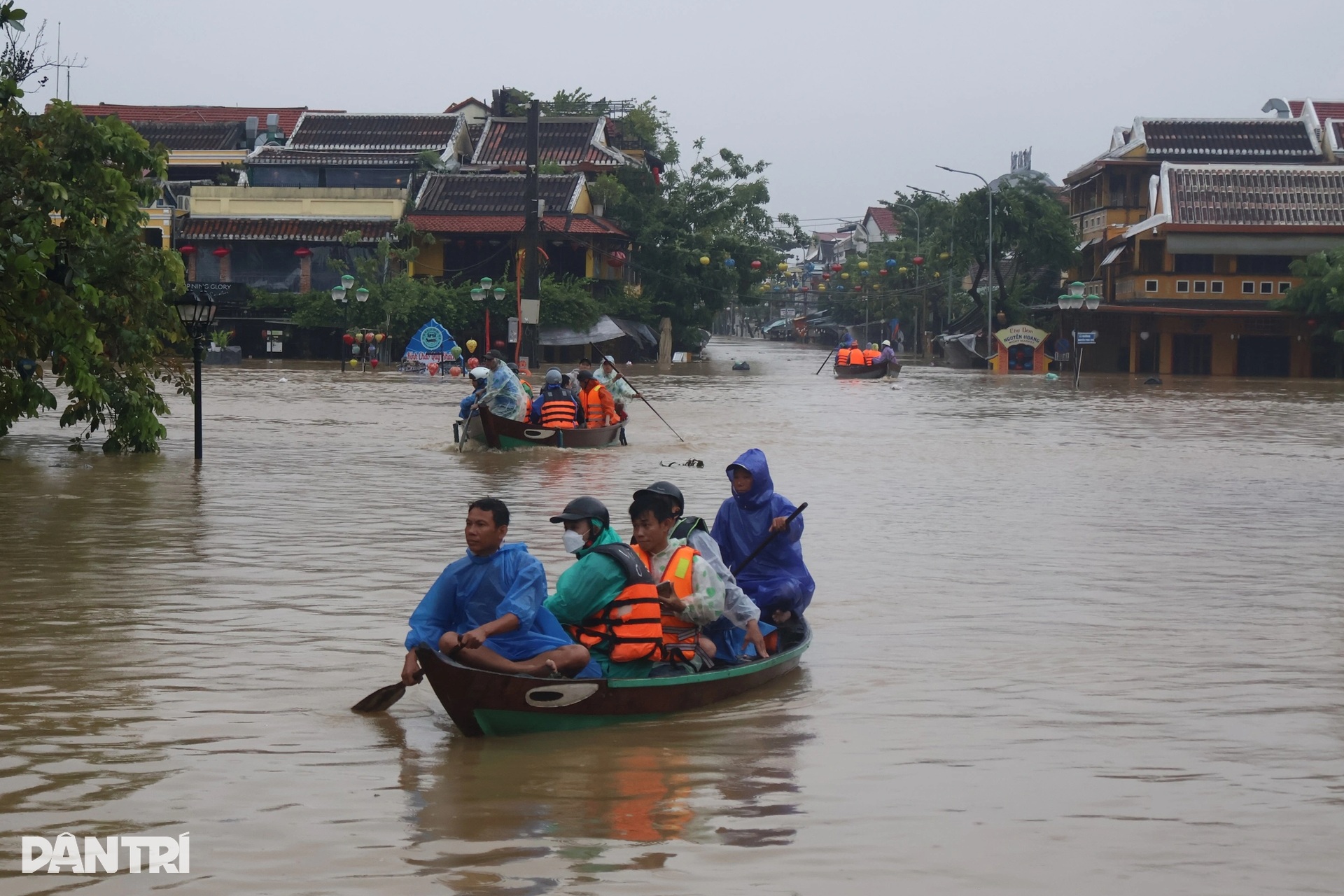 Lũ lên nhanh, người dân phố cổ Hội An khẩn trương sơ tán trong đêm - 6 Lũ lên nhanh, người dân phố cổ Hội An khẩn trương sơ tán trong đêm - 6