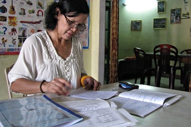 Cô giáo về hưu băng rừng, vượt đèo đến với học trò