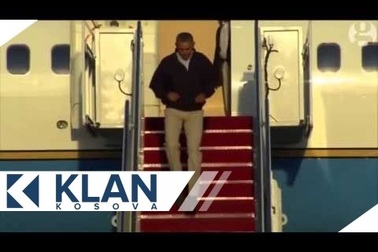 Ông Obama suýt ngã khi bước xuống chuyên cơ