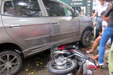 Hà Nội: Xế hộp đè bẹp xe máy dưới gầm