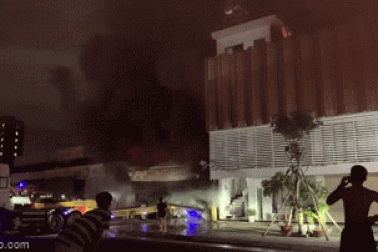 Hai xe Range Rover, một ô tô Audi cháy rụi trong gara ở TPHCM