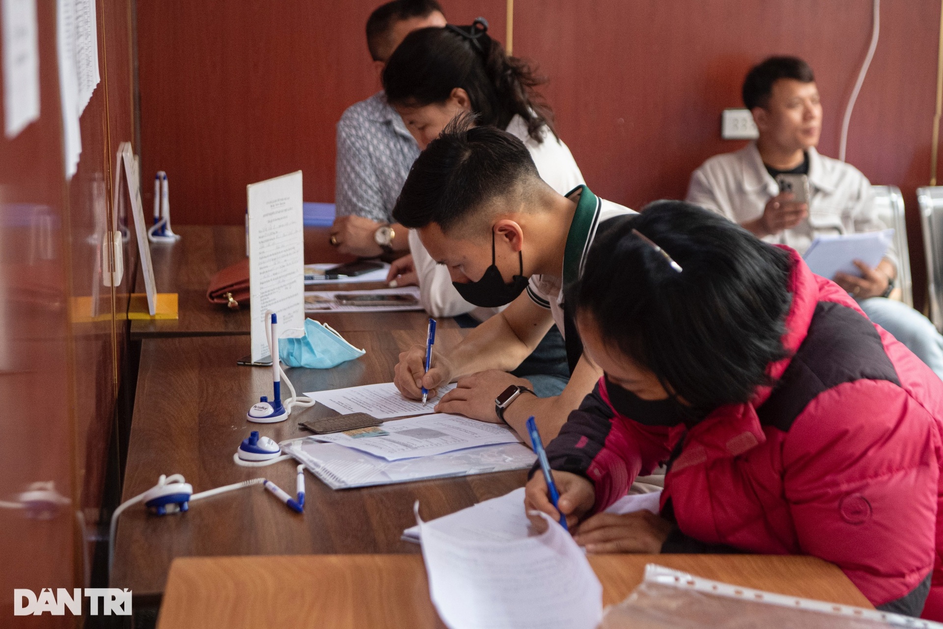 Xếp hàng rồng rắn chờ đổi giấy phép lái xe ở Hà Nội - 6 Xếp hàng rồng rắn chờ đổi giấy phép lái xe ở Hà Nội - 6