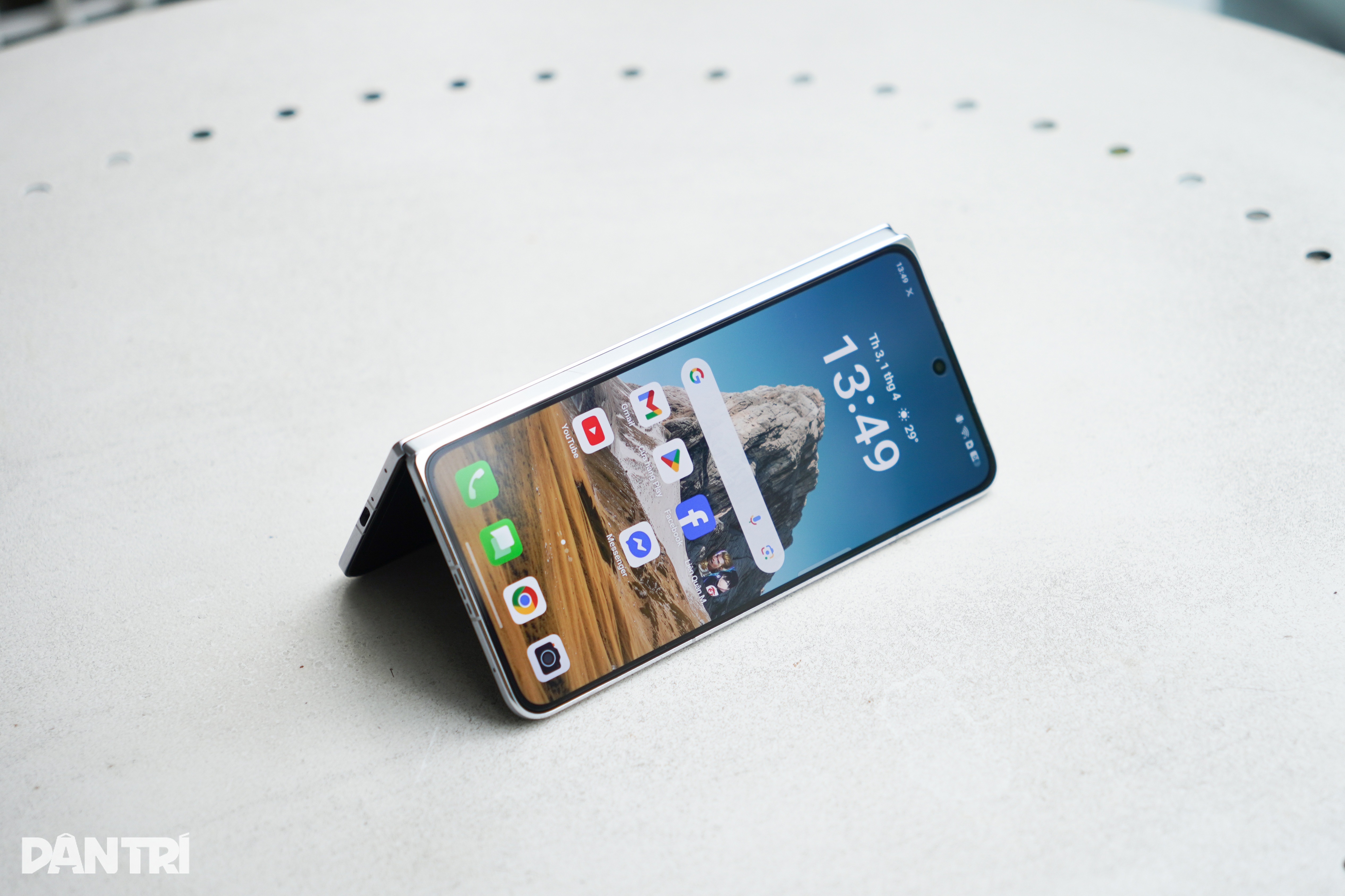 View - OPPO Find N5: Thiết bị tái định nghĩa điện thoại màn hình gập | Báo Dân trí