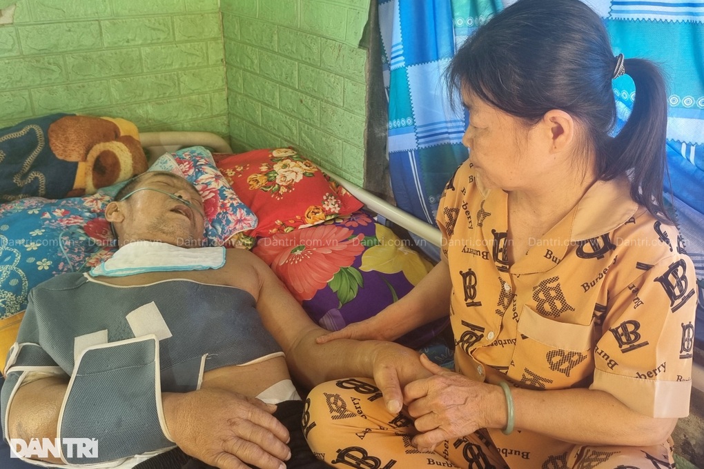 Mắc ung thư, người đàn ông vẫn đau đáu nỗi lo về mẹ già, vợ, con bệnh tật - 1 Mắc ung thư, người đàn ông vẫn đau đáu nỗi lo về mẹ già, vợ, con bệnh tật - 1