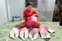 Công nhân đuối... tiền, chủ trọ sốt vó lo cấp cứu, tiếp sức