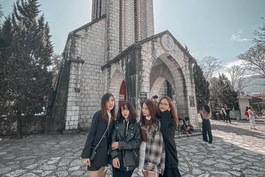 Khách ùn ùn đổ về du lịch, Sa Pa "cháy phòng" dịp Tết Dương lịch